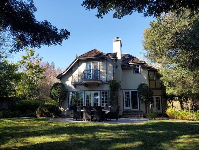 Foto del edificio - Elegant Woodside Tudor Home