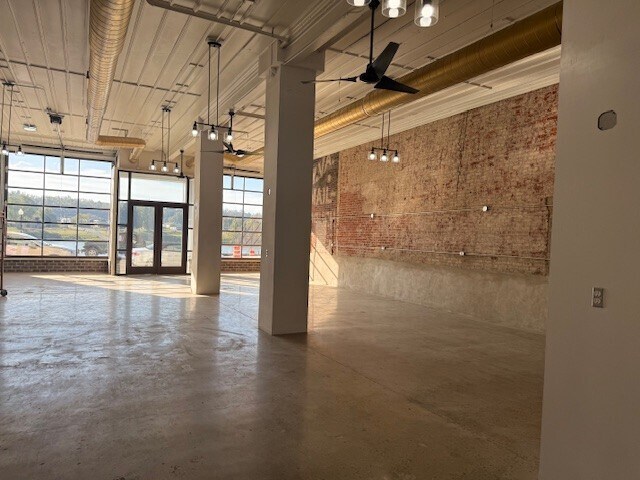 Interior de espacio comercial - 206 E Main St