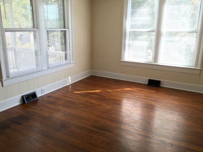 Foto del edificio - Three Bedroom Pre-Leasing- Carr St.