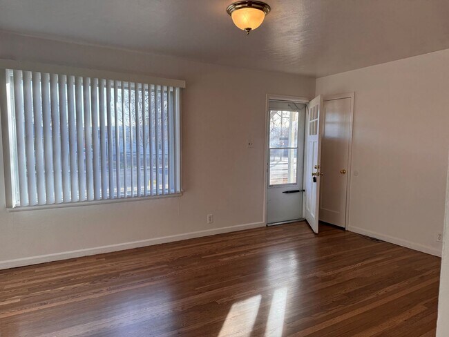 Foto del edificio - 2 Bed 1 Bath House W/A Garage for Storage!!!!!!