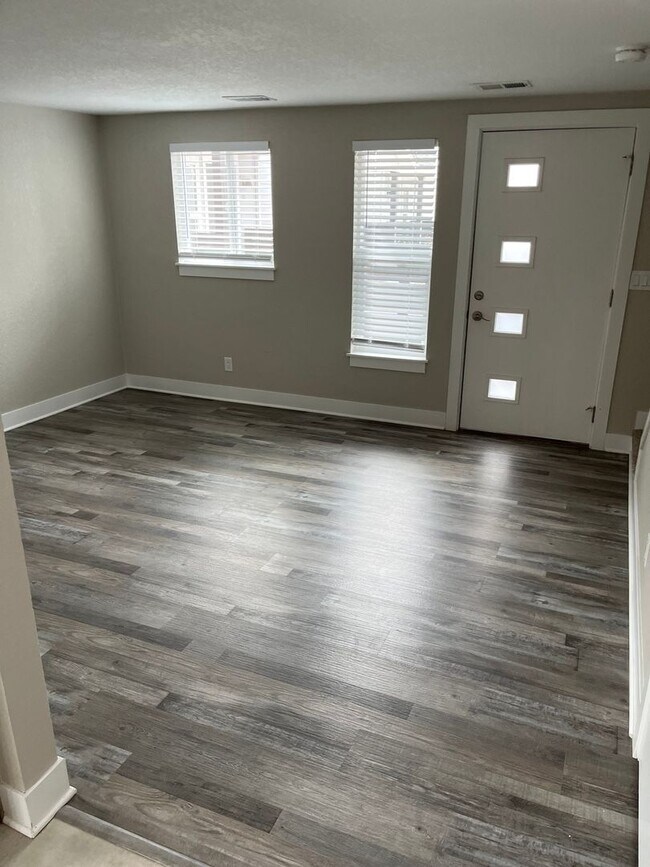 Foto del edificio - Remodelled 2/1 in Louisville, Modern Appliances and Finishes, Private Deck, Private Entry