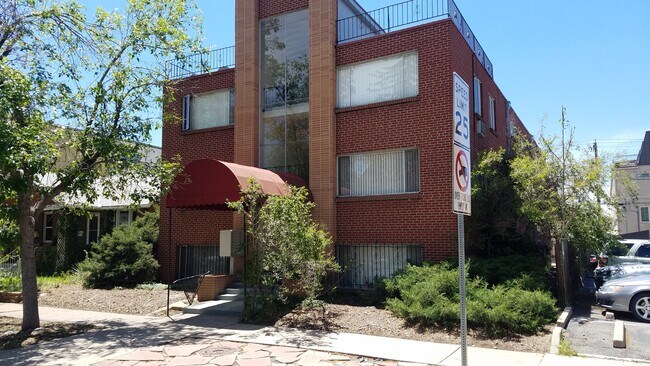 Building Photo - 925 S Washington St
