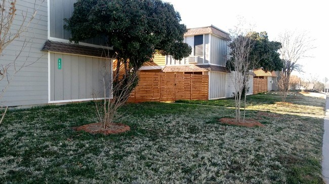En el exterior, vista de la calle - 501 Elm St