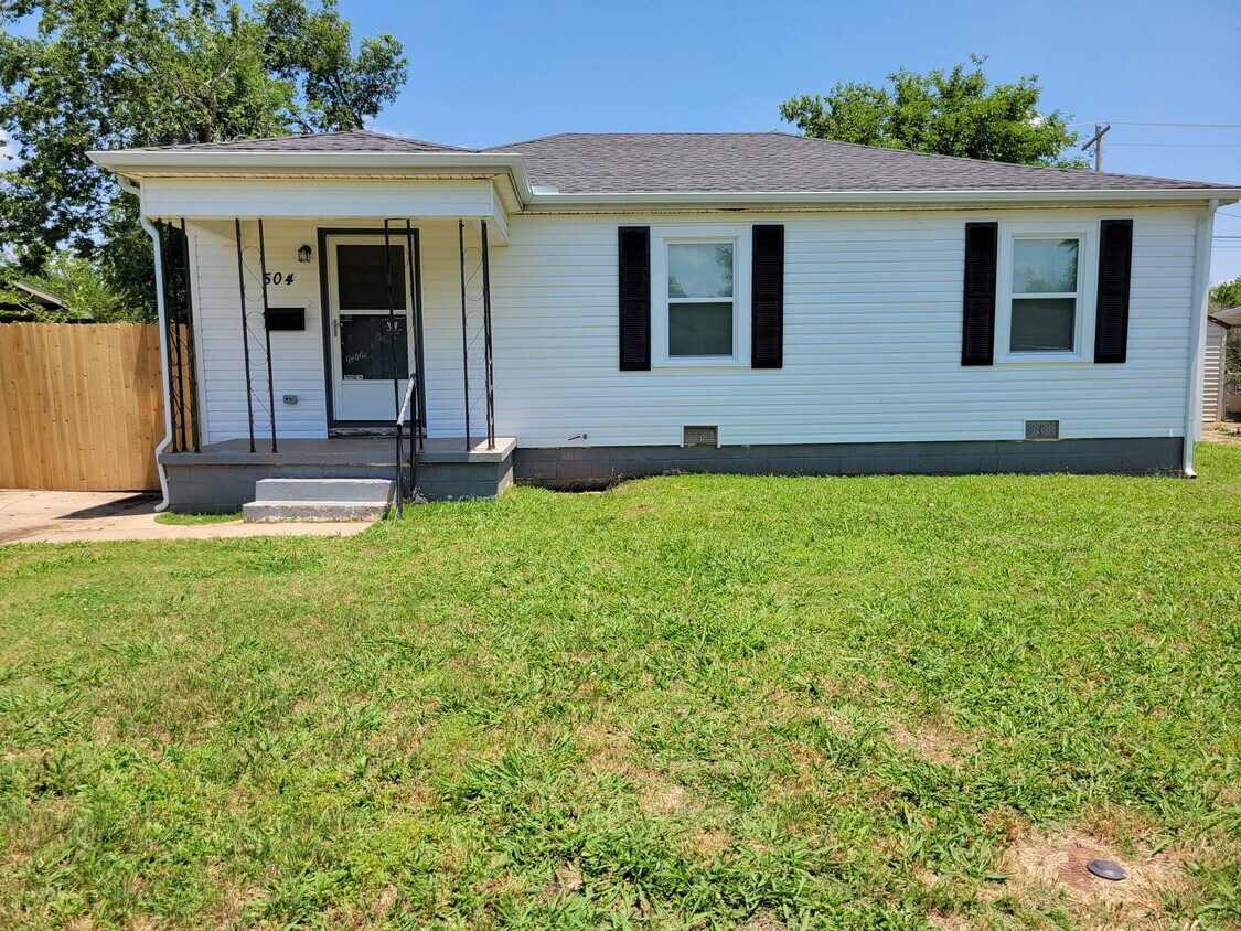 Primary Photo - 504 N Marshall Dr