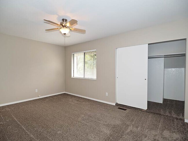 Building Photo - 985 Essex Ct Way