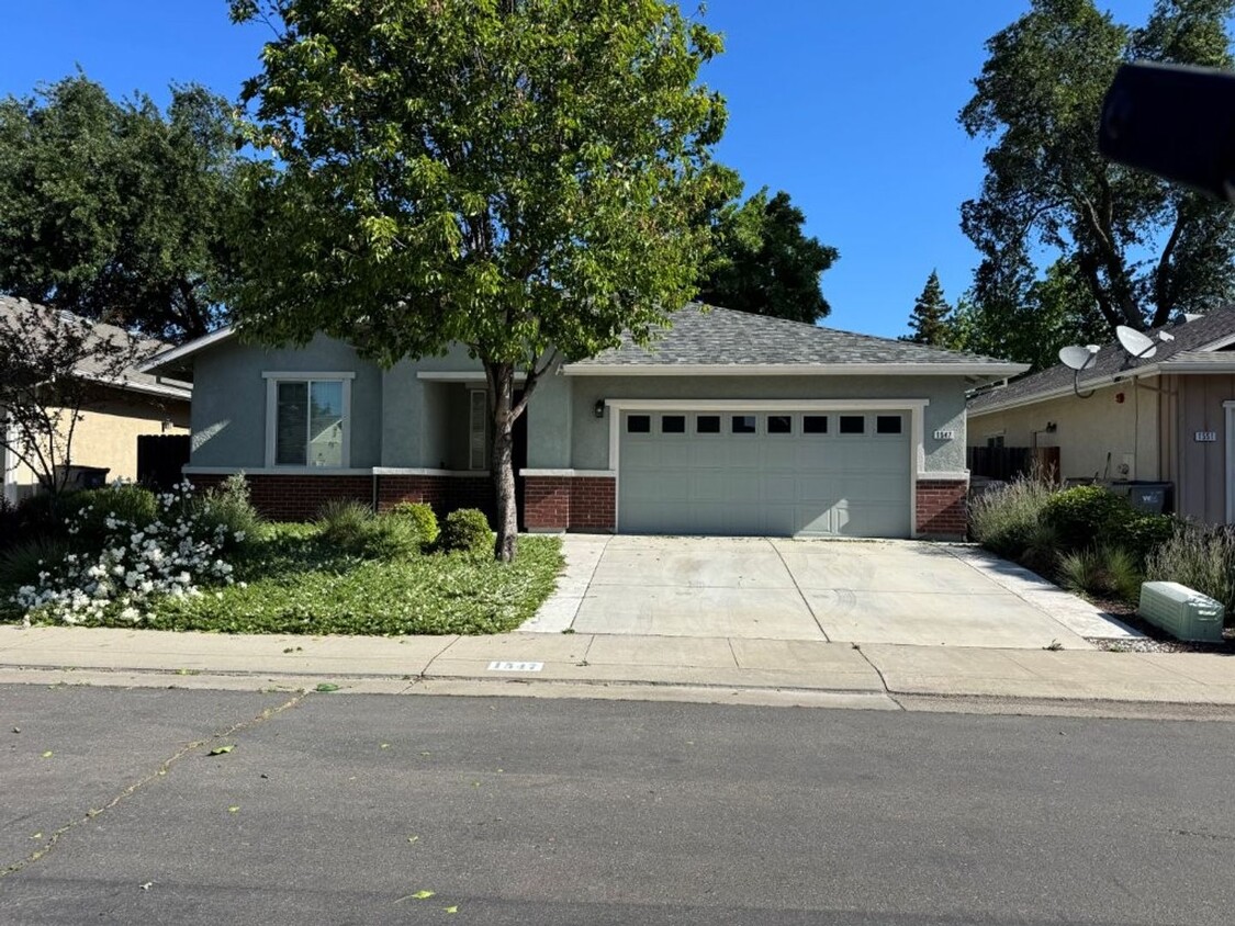 Primary Photo - Charming 3-Bedroom, 2-Bath Home in Desirab...