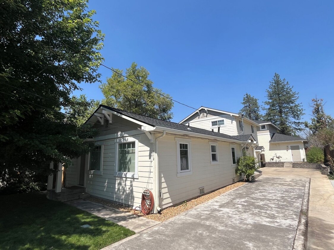 Primary Photo - Beautifully Remodeled 2 Bed/1 Bath Single ...