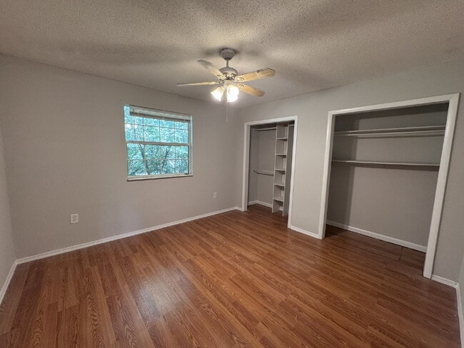 Foto del edificio - Charming 3-Bedroom Home with Bonus Room on...