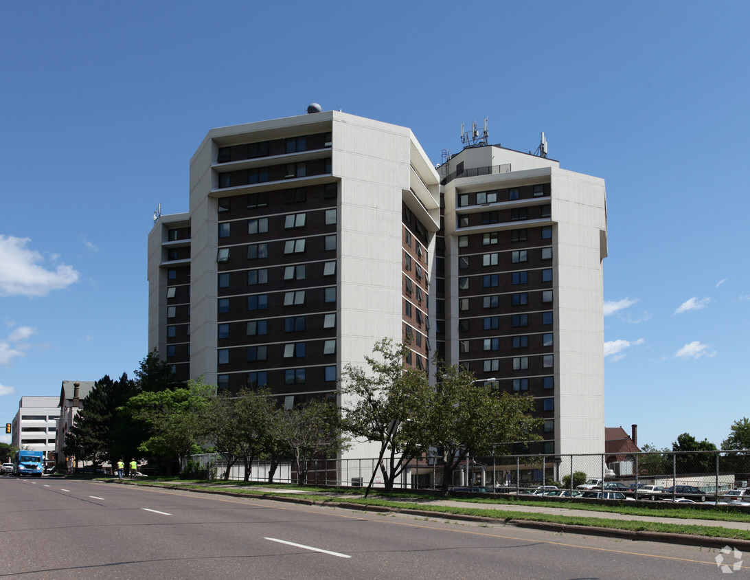 Foto del edificio - Tri-Towers Apartments