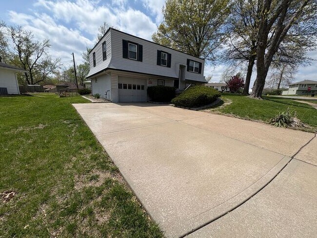Foto del edificio - Comfortable 3-Bedroom Home with Fenced Yar...