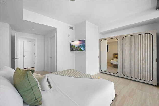 Foto del edificio - 7144 Byron Ave