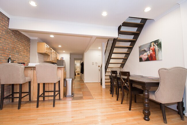 Building Photo - 208 E 73rd St
