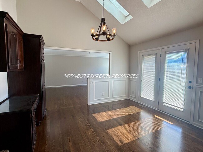 Foto del edificio - Ranch in Lee's Summit For Lease - Crisp, C...