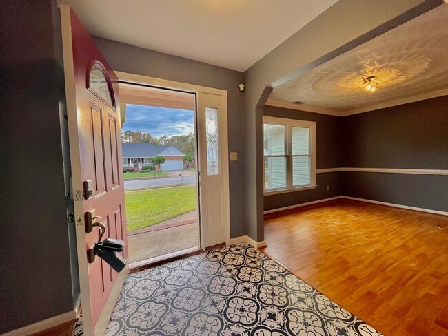 Building Photo - Spacious 3 bedroom, 2 bath property on ove...