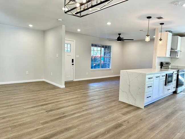 Foto del edificio - 7615 Long Meadow Ln