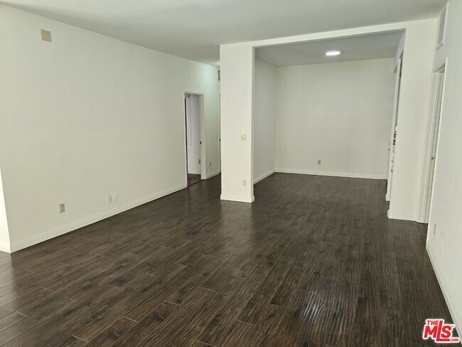 Building Photo - 860 S Lucerne Blvd