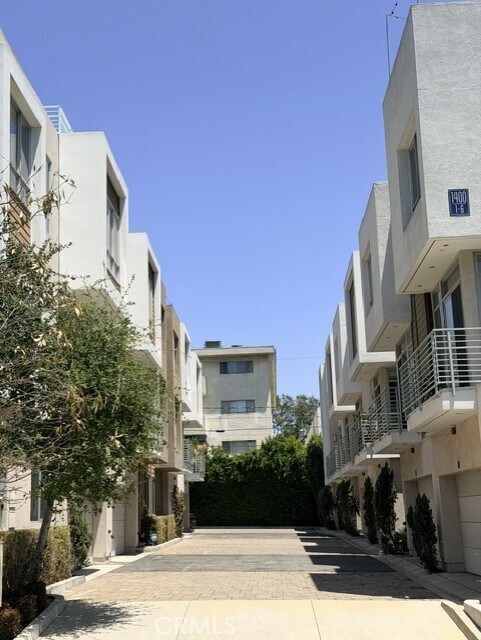 Building Photo - 1400 N Fuller Ave