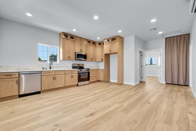 Foto del edificio - Beautiful Brand New 3 Bed, 2 Bath Upstairs ADU in the Heart of Downtown Fullerton