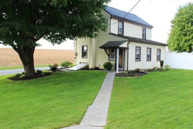 Building Photo - 713 Elm St
