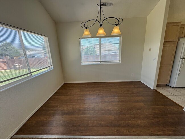 Foto del edificio - 4 Bedroom - 2 bath - Single Family Home in a Great Location!