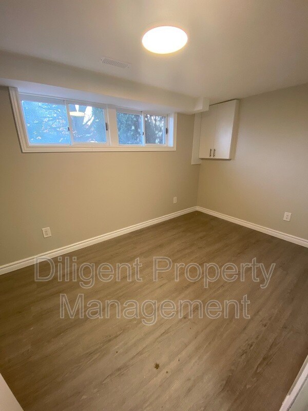 Photo du bâtiment - 1528 Redwood Dr