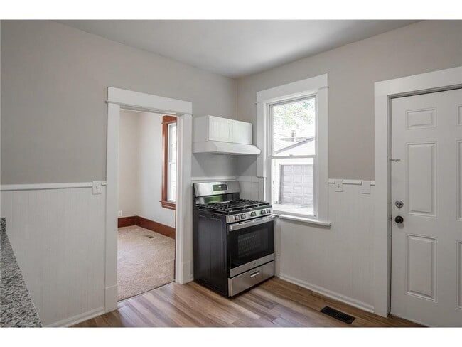 Building Photo - 188 Wyoming St E