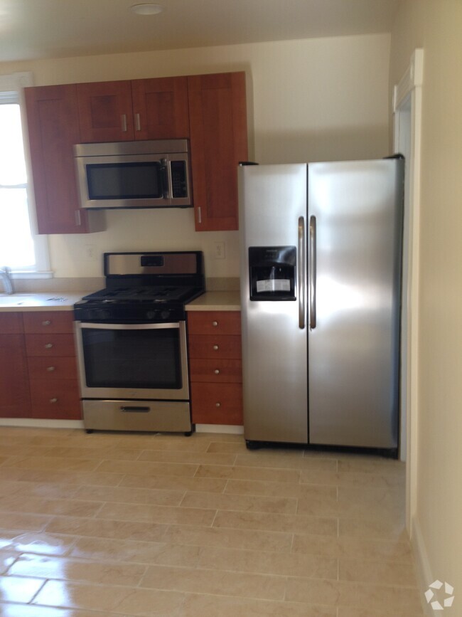 Lake Evesham Apartments for Rent with a Living Room - Baltimore, MD - 1 ...