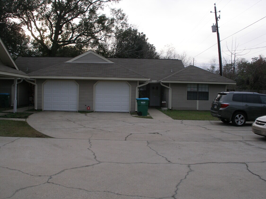 Front of Unit D - 321 Texas Ave