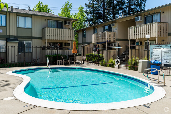 Piscina - Oakview Apartments