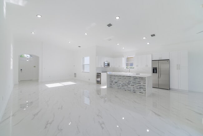 Building Photo - 5290 SW 134th Ave