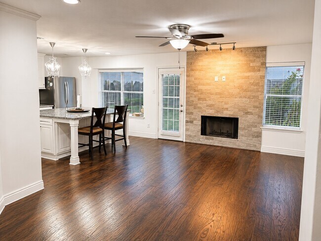 Foto del edificio - 2450 Parkwood Ln