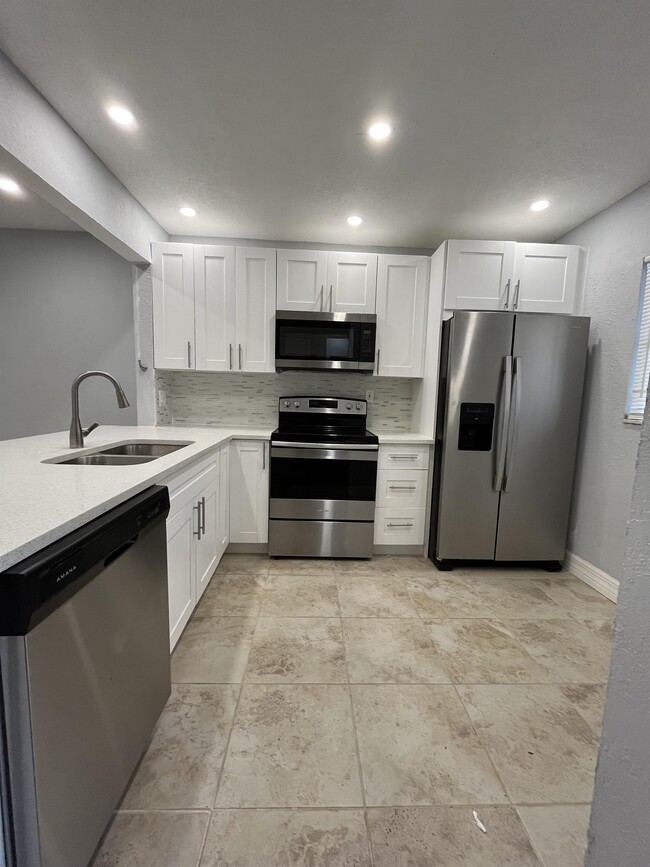 Building Photo - 5535 N Lakewood Cir