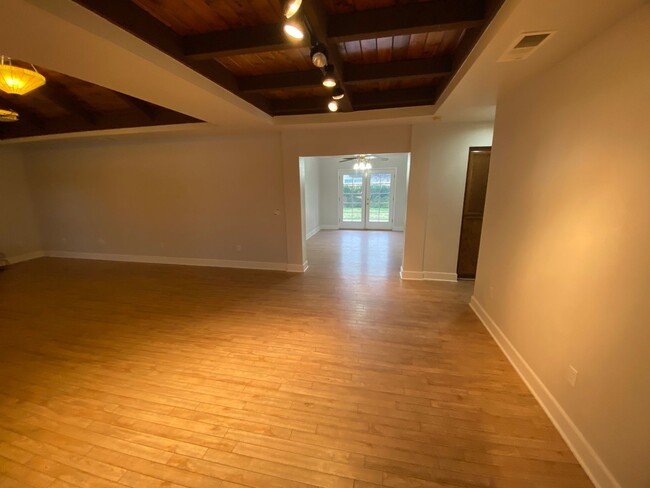 Foto del edificio - Beautiful home for rent in Visalia