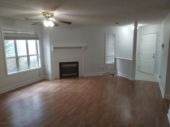 Building Photo - 116 Breezewood Dr