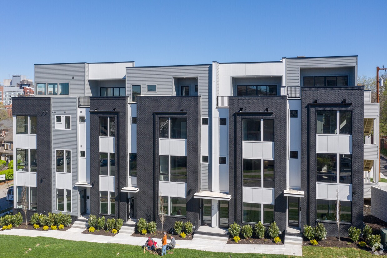 Building Photo - 1700 19th Ave S