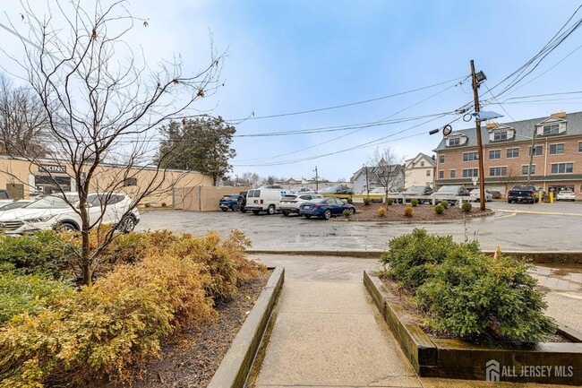 Building Photo - 16 N Ave W