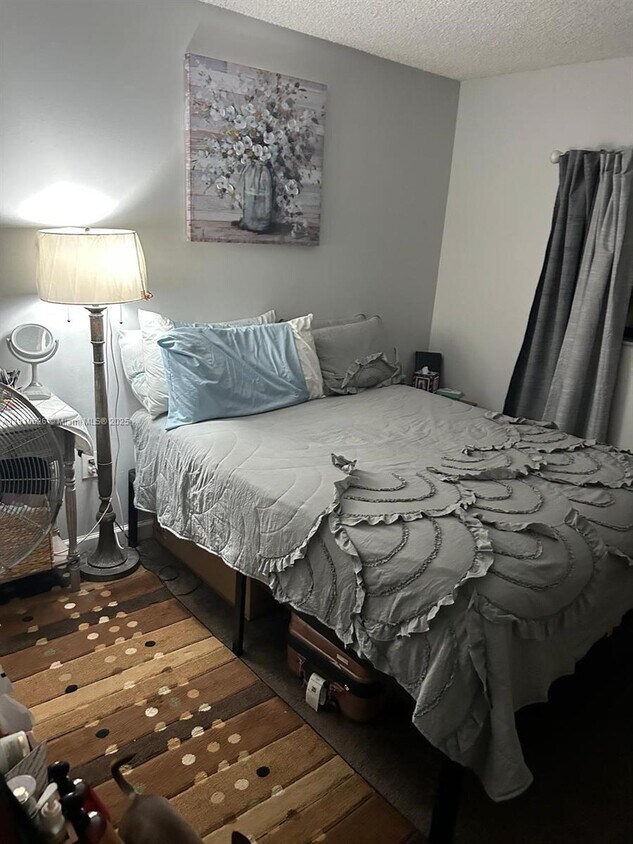 Building Photo - 351 Palm Way