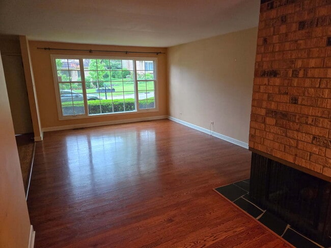 Building Photo - 2S663 Ave Normandy E