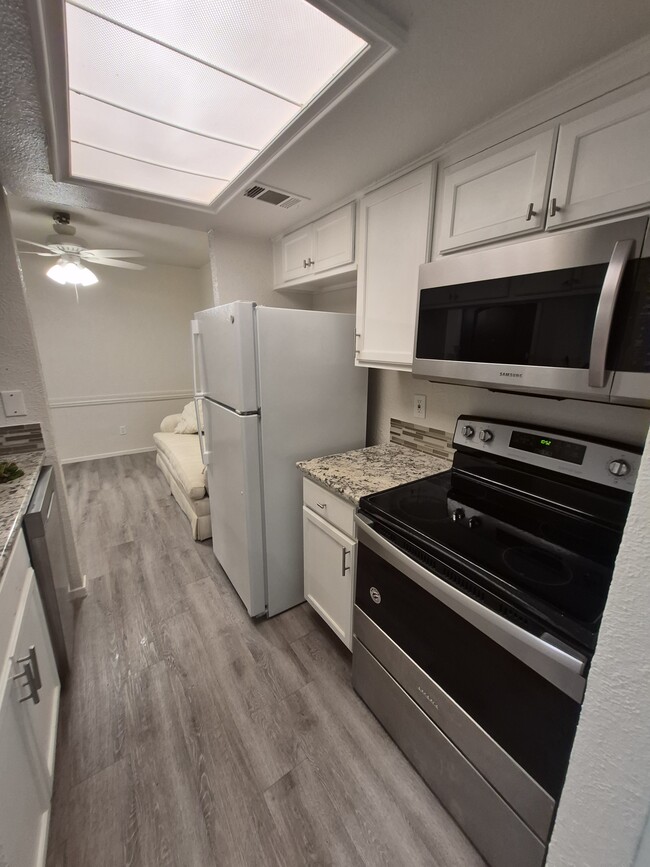 Foto del edificio - 9170 Forest Ln