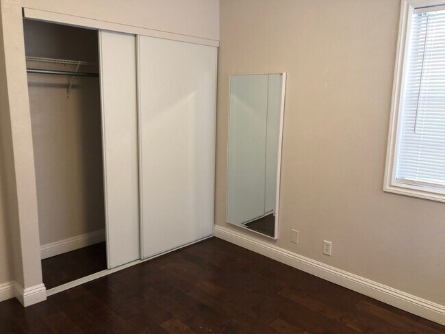 Foto del edificio - 4 BEDROOM / 2 BATH SINGLE FAMILY HOME W/ CASITA