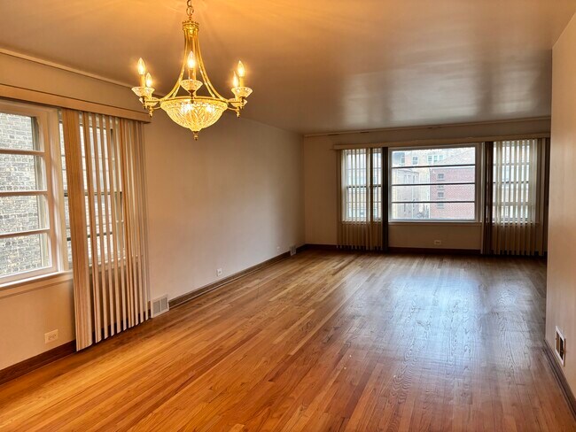 Building Photo - 6214 N Francisco Ave