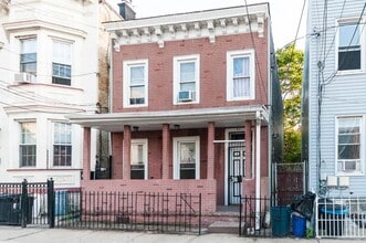 Building Photo - 31 Hague St