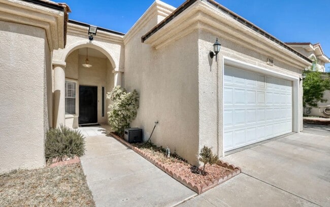 Building Photo - Short Term leases optionn4 Bedrooms 3 baths( near by Sunland Park Dr & Mesa St)