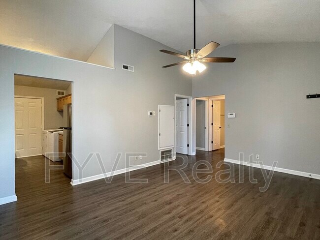 Building Photo - 1006 Looby Cir