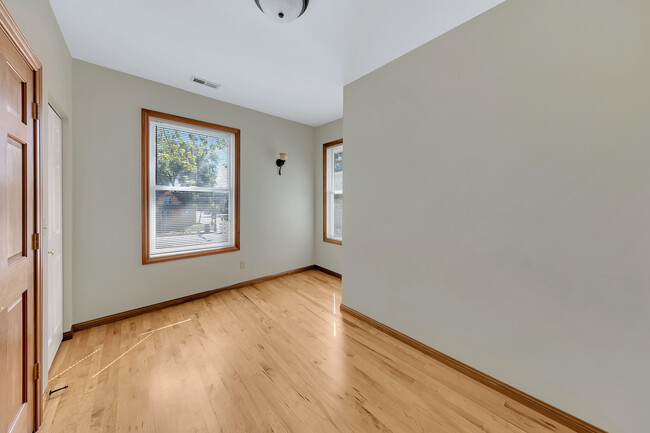 Sunny Bedrooms - 1715 Como Ave SE