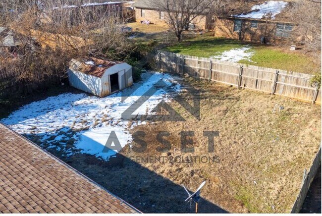 Foto del edificio - 5 Bedroom House Available Now