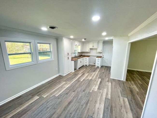 Building Photo - **NEWLY RENOVATED!** 3/1 Available for Ren...