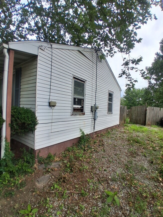 Building Photo - 521 N Davis St