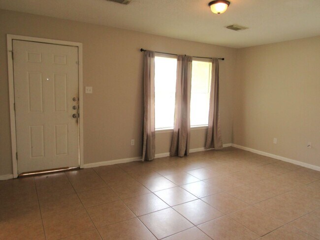 Building Photo - 2 Bedroom 1 bath home located in Dayton