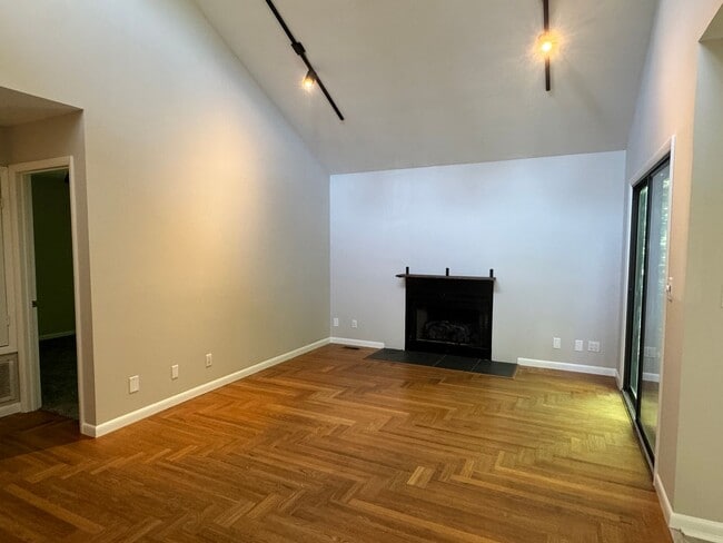 Building Photo - 1 Bedroom, 1 Bathroom Townhouse in High Point!